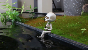 Eye Catching Whimsical Novelty Funny Fishing Skeleton Resin Garden Statue Outdoor Decoration For Yard Landscape Accent
