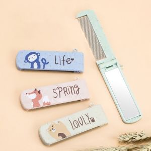 Lược kèm gương tiện lợi gọn nhẹ khi mang theo sử dụng.
