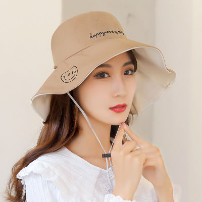 หมวกบัคเก็ตปีกกว้าง 2 ด้าน มีสายรัดคาง ลายยิ้ม