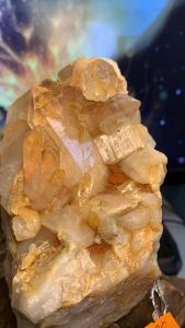 Bụi đá Thạch anh Lemurian tinh thể pha lê chóp nhọn tự nhiên màu vàng cam còn nguyên sơ dính đất 876