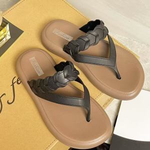 Free Shipping WomenS Summer New Style Floral-Patterned Thick-Soled Flip-Flops Suitable For Indoor And Outdoor Wear With A Toe-Post Design Perfect For The Beach And As Flat Sandals