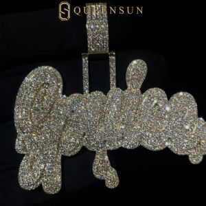 Queensun 10k Gold Lab Diamond Iced Out Custom Graffiti Script Pendant |Hip Hop Jewelry、Graffiti Script Pendant、Fully Pavé Diamond Pendant、Statement Necklace、Bubble Letter Pendant、Men's Luxury Jewelry 满钻嘻哈字母吊坠 18K 金培育钻石全铺钻涂鸦字体吊牌 美式说唱潮流个性饰品 男女同款轻