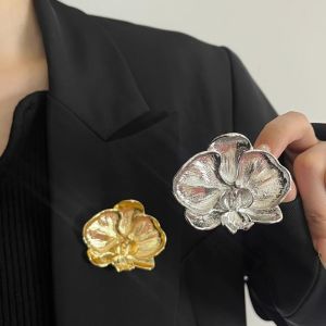 JPTD Corsage Ornament Orchid Flower Brooch French Style Vintage Metal Glossy Brooch Uniform Elegant Butterfly Orchid Pin Men