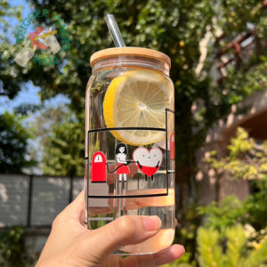 แก้วน้ำพร้อมฝาปิดไม้ไผ่และหลอดแก้วขนาดความจุ 550ml.ลายความรัก ใส่ได้ทั้งเครื่องดื่มร้อนและเครื่องดื่มเย็นแก้วมีความแข็งแรงฝาลายไม้ไผ่เหลอดใสสะอาด สไตล์นอดิกมินิมอลทำความสะอาดง่ายปลอดภัยจากสารเคมี รักษ์สิ่งแวดล้อมเหมาะสำหรับเครื่องดื่มค๊อกทอล