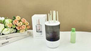 Máy làm sạch cọ trang điểm bằng điện máy làm sạch cọ trang điểm đa chức năng tích hợp khởi động chỉ bằng một nút bấm phù hợp với nhiều loại cọ và dụng cụ trang điểm khác nhau.