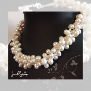 สร้อยคอมุกแท้  3 สายพันกันบิดเป็นเกลียว มุกทรงหยดน้ำ สีขาวธรรมชาติ ราคาสุดคุ้มค่า พร้อมกล่องสวยหรู