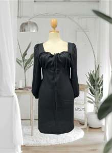 เดรสทรงหวานกำลังดี ใส่แล้วดูเรียบร้อยแบบมีเสน่ห์มาก ๆ ตัวชุดเป็นผ้าร่องยืดสบายสุด ๆ พอจับคู่กับแขนชีฟองทำให้ลุคดูฟรุ้งฟริ้งแบบผู้หญิงขึ้นทันที มี เชือกผูกเอว ปรับทรงให้เข้ารูปได้ง่าย ไม่ว่าจะใส่ไปทำงานหรือออกไปเที่ยวก็ดูดีทุกมุมค่ะ