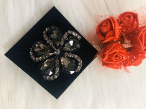 Cài áo hoa 05 cánh đính đá. Có 02 màu