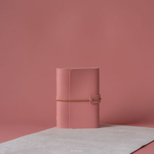 สลักชื่อฟรี! HILMYNA Twelve Notebook BM2 ขนาดA6 (โทนDay) สมุดบันทึกปกหนัง ดีไซน์สายรัดยางยืดกลม เติมกระดาษได้