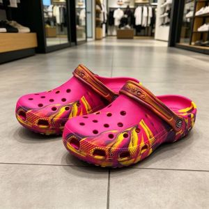 Crocs Dép clog cổ điển hai màu dành cho các cặp đôi dép đi biển thể thao ngoài trời có logo.