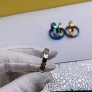 2025 Nhẫn bán chạy xuyên biên giới cho phụ nữ không phai màu thiết kế độc đáo 4mm Bề mặt bóng Nhẫn cặp bằng thép không gỉ đơn giản DKK