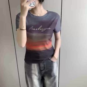 SNUG เสื้อแฟชั่นผู้หญิง เสื้อยืด แฟชั่นฤดูร้อนปี 2025 เสื้อแขนสั้นคอวีพิมพ์ลายดอกไม้ประดับคริสตัลโปร่งใส สไตล์สลิมฟิตแห้งเร็ว เสื้อผ้าดอกไม้ยืดหยุ่นสไตล์เร เสื้อกล้ามหญิง