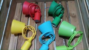โคมไฟแขวนเพดาน ชุดละ 5 ชิ้น ชุดละ 450 บาท สีสันสดใส (ไม่รวมหลอดไฟ )เหมาะกับการตกแต่งแบบสดใส วัยรุ่น แต่งร้านค้า