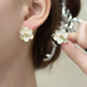 Trending Classic Crystal Flower Stud Earrings for Women Girl Korean Style Elegant Style Ladies Earrings Wedding Romantic Jewelry Gifts