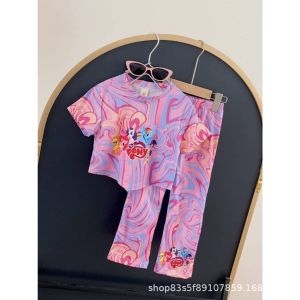 SUKAL ชุดเซ็ทเด็ก เสื้อเอวลอยเด็ก ชุดแฟชั่นเด็กญ แฟชั่นฤดูร้อนสาวการ์ตูนมัดย้อมชุดสูทสองชิ้นอินเทรนด์ เหมาะสำหรับเด็กผู้หญิงอายุ 1-8 ปี