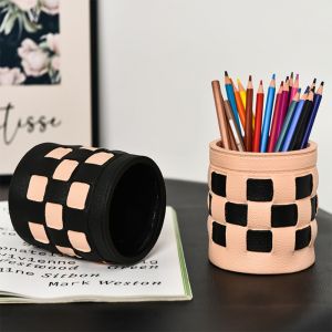 XEANG หนังเทียม ที่วางปากกาแบบกระดานหมากรุก หลายฟังก์ชัน ความจุขนาดใหญ่ ที่เก็บเครื่องเขียน ที่เก็บเครื่องเขียน พีวีซี กล่องเก็บของตั้งโต๊ะ ของตกแต่งโต๊ะทำงาน