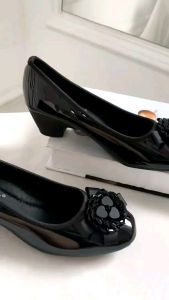 Sepatu tumit tahu wanita SIMONCELLI