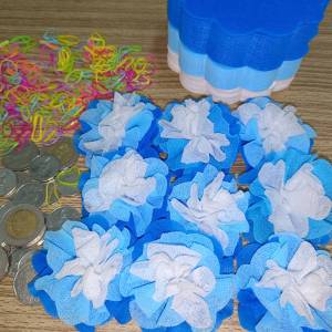 เซ็ต 3 ชั้น ไล่สีพาสเทล { ขอบดอกไม้ สีฟ้า}กระดาษสาห่อเหรียญโปรยทานพร้อมหนังยาง ราคาถูก ขายส่ง ใช้พับใส่เหรียญโปรยทานงานทำบุญ งานบวช