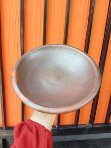 Piring tanah liat adalah produk yang dijual di sini. Produk ini memiliki keuntungan yang sangat baik bagi penggunanya. Piring tanah liat dapat menjaga suhu makanan lebih lama dan tidak mudah pecah. Selain itu piring tanah liat juga memiliki kelebihan lai