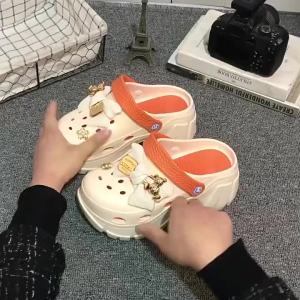 ผู้หญิง รองเท้าแตะส้นสูงก้นหนา ระบายอากาศได้ดี หลากหลาย รองเท้าอุดตันแพลตฟอร์มเพิ่มความสูง 7 ซม. ฤดูร้อน ชายหาด ลำลอง สีทึบ