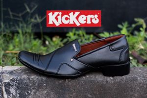 Kickers Kancing Sepatu Pantofel Casual Pria Awet Nyaman dan Berkualitas (Free Kaos Kaki)