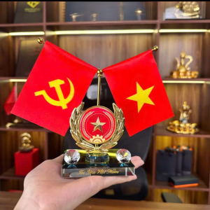 Cờ gắn xe ô tô để bàn làm việc mẫu Quốc Phòng An Ninh tặng kèm nước hoa và thảm cao su chống trượt