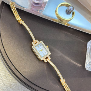 นาฬิกากําไลที่ทันสมัยสำหรับผู้หญิงนาฬิกาข้อมือลำลองเพชรหรูหราฝังไม่ซีดกันน้ำได้ทุกวัน