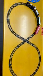 kereta api dengan rell Angka 8