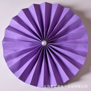 Đồ trang trí Tết Trung Thu cho lớp học tiểu học bố trí không gian sự kiện Ngày Quốc Khánh tại trung tâm thương mại và cửa hàng đồ trang trí treo tường hình quạt giấy và hoa.