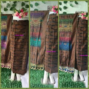 BAHAN KATUN ROK SELENDANG JADI/SIAP PAKAI. FASHION STELAN KATUN BATIK ETNIK. MOTIF LIRIS KUALITAS SUPER. MODEL ROK & SELENDANG. SELENDANG SUDAH DI BORDIR TIMBUL MEWAH MODEL ZIG ZAG. ROK PAKAI FURING RESLETING DAN KARET PINGGANG. SIZE L XL DAN 3L  L p