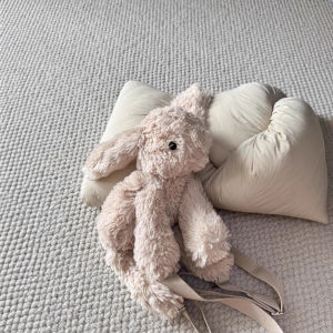 สหราชอาณาจักร JE กระเป๋าเป้กระต่ายบอนนี่สีเบจ ตุ๊กตาขนนุ่ม ของขวัญ กระเป๋าเสริมความสบาย