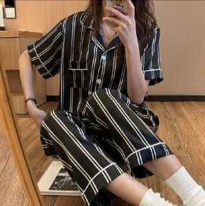 5555-1 Eชุดนอนผ้าซาติน ชุดนอนผู้หญิงและชาย ชุดนอนแขนสั้นขายาวพื้นดำ ลายหมีสินค้ามีหลายขนาดให้เลือกสินค้าราคาถูกและพร้อมจัดส่งไม่รอพรี