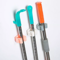 Móc dán tường kẹp giữ chổi, móc kẹp chổi, móc giữ cây lau, móc treo tường đơn giản tiện lợi. 