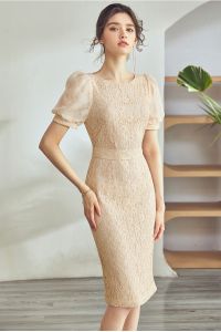 Đầm ren ôm tay ngắn phồng nhỏ màu kem