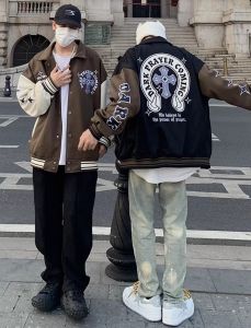 ÁO KHOÁC BOMBER VARSITY JACKET CỔ BẺ CHẤT DẠ HỌA TIẾT IN DÁNG RỘNG CỰC ĐẲNG CẤP CHO NAM NỮ