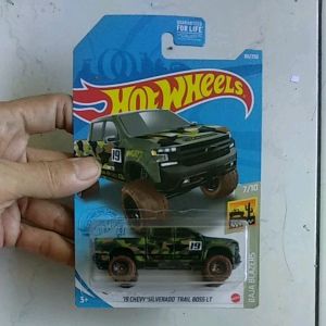 army Diecast Hot Wheels19 Chevy Silverado Trail Boss LT