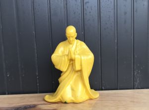 Tượng nhà sư bái phật dáng quỳ  cao 13.2cm chất liệu Đá đúc (-Nhiều màu sắc). Trang trí trên ô tô tiểu cảnh bonsai ghép lũa để bàn trà phòng khách bàn làm việc…