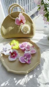 Kẹp tóc hình hoa Hawaii kẹp tóc hình bướm và hoa lan kiểu Bohemian kẹp tóc hình hoa lan nhiệt đới nhân tạo phù hợp cho kỳ nghỉ ở biển phụ kiện tóc cho cô dâu kẹp tóc và đồ trang trí đầu cho phụ nữ và trẻ em gái (4 inch 7 chiếc).