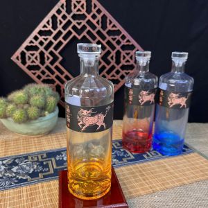 Chai thủy tinh đựng rượυ đé ngọn núi dày 3mm lắp đặc thể tích 500ml