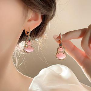 粉色设计感葫芦耳环女爆款国风耳钉轻奢小众 New Chinese-style Fashionable Pink Anti-jade Gourd Ear Buckle Womens High-end Style National Trend Necklace Niche Design Exquisite Accessory