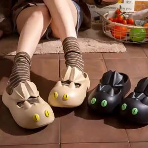[Free Shipping] Cute cartoon slippers for women new summer style Dragon Master-themed clogs thick-soled non-slip and with a closed-toe design for outdoor wear