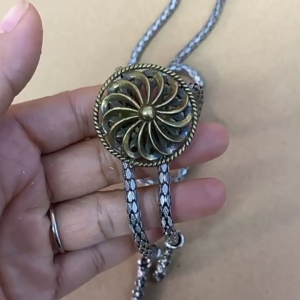 สร้อยคอเนคไทโบโลหนังฟลุคสตรีของผู้ชายเสื้อเชิ้ตมีจี้ขนนกดอกไม้แกะสลักโบราณโซ่คอ