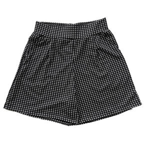 กางเกงขาสั้นผ้าวูลเวฟ เนื้อผ้ายืดหยุ่น นุ่ม เนื้อผ้าไม่บาง เอวเรียบ สวมใส่สบาย มีกระเป๋า