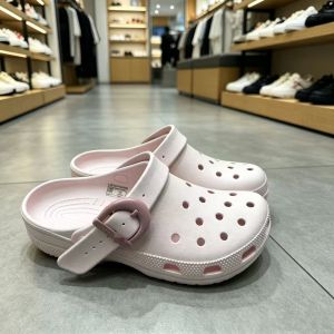 Crocs Dép sục lỗ mẫu mới khóa màu phong cách sao có dây buộc điều chỉnh dép lê đi ngoài trời dép sandal đi biển chống trượt cho cặp đôi.
