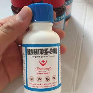 HANTOX 200 (Chai 100ml) Diệt muỗi ruồi kiến gián giận ve ghẻ bọ chét mòng ma gà. Hantox tẩm bọ gà bọ chó thành phần Deltamethrin 20mg/1ml. Han Tox an toàn có thể phun trực tiếp lên vật nuôi như heo trâu bò...