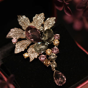 X4687-1-210 Vintage Austrian Crystal Flower Brooch Luxury Accessory