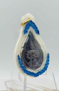 เหรียญท้าวเวสสุวรรณรั่นแรก พระอาจารย์จิ วัดตาลเอน เนื้อทองแดง มาพร้อมเลี่ยมอะคริลิคกันน้ําสีงาช้าง