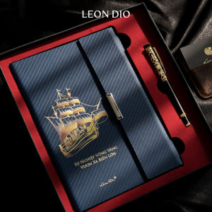 [GIFT SET] Bộ Quà Tặng Sổ Da Bìa Còng A5 Người Lái Đò & Bút Ký Cao Cấp Leon Dio Classic Royalian