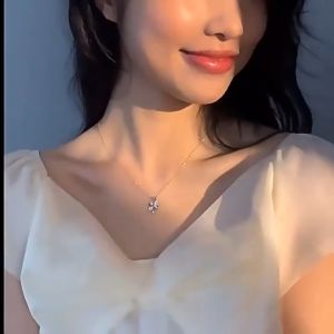 Rantai Leher Semanggi 四叶草锁骨项链女 Necklace Clover Pendant 新款百搭轻奢小众饰品 Elegant Jewelry Gift Fashion Women
