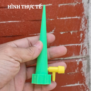 Vòi gắn chai nhỏ giọt điều chỉnh lượng nước cho cây cảnh trong mùa nắng nóng